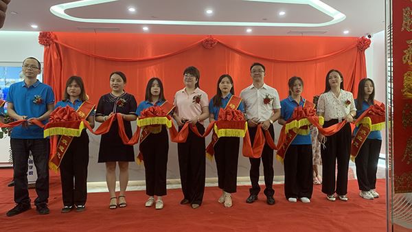 جشن نقل مکان ما به خانه جدید! مراسم افتتاحیه خانه سازی شرکت